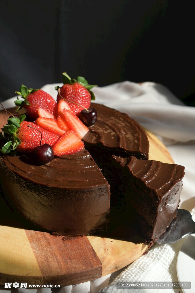 美味巧克力蛋糕配草莓
