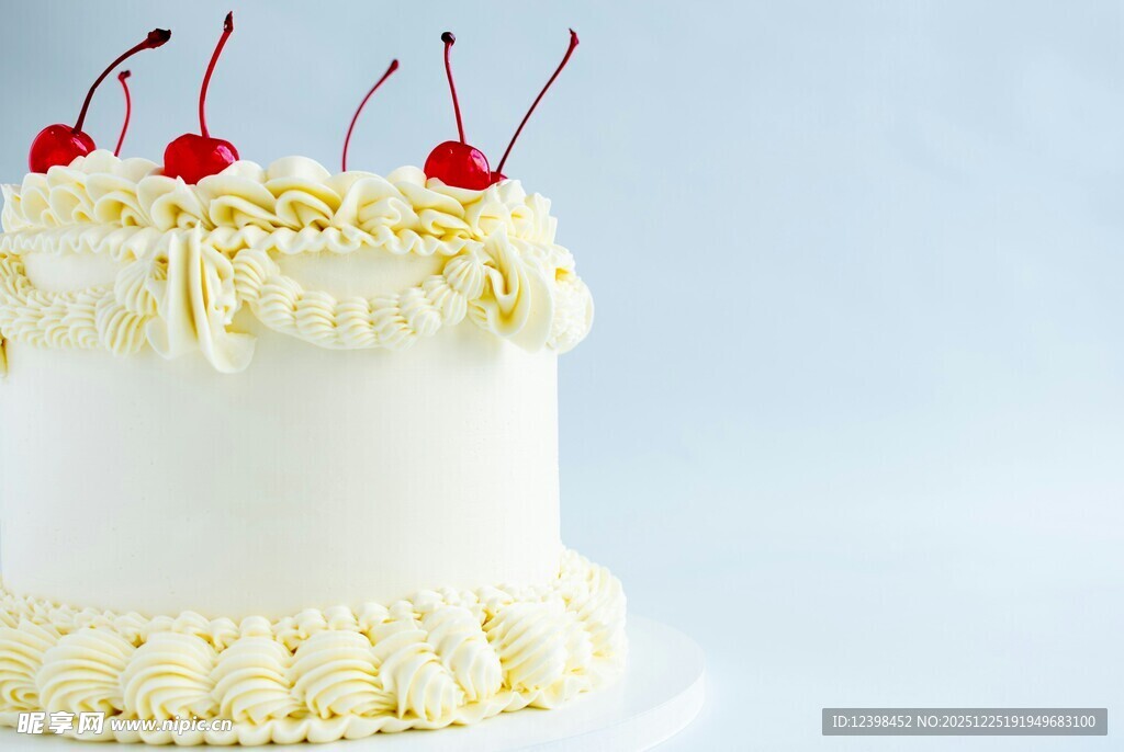 樱桃装饰的精美白色蛋糕