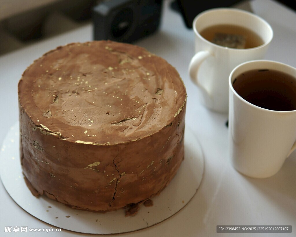 美味蛋糕搭配两杯咖啡