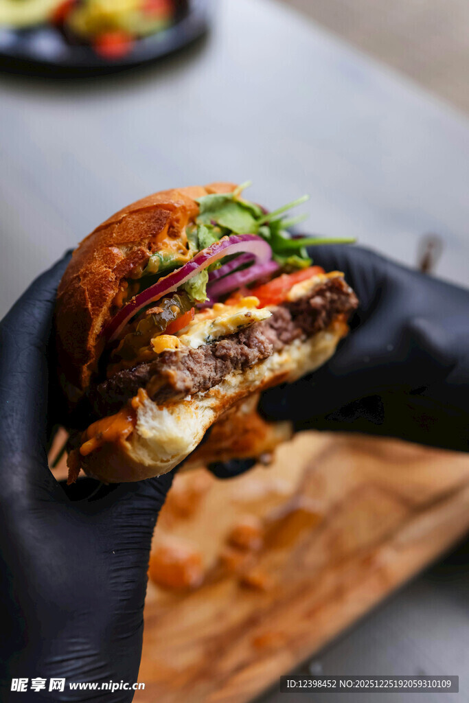 美味多汁的特色汉堡