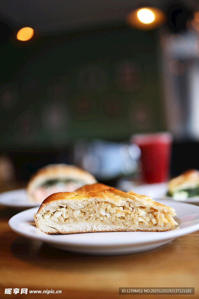 美味披萨置于白色餐盘上