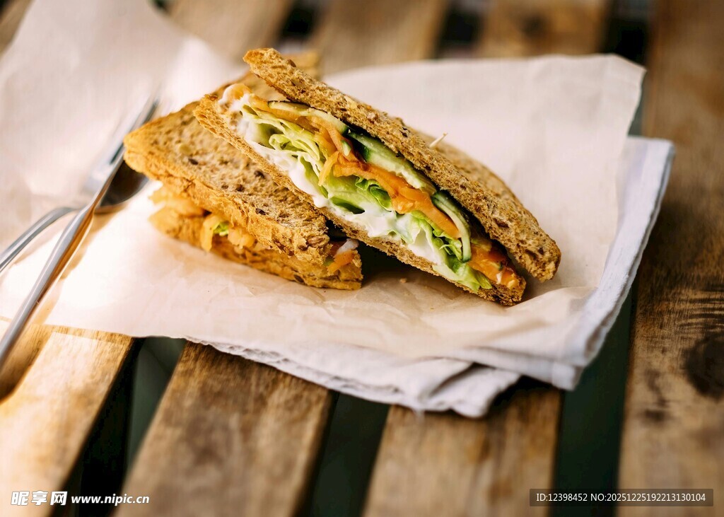 美味三明治置于木桌之上