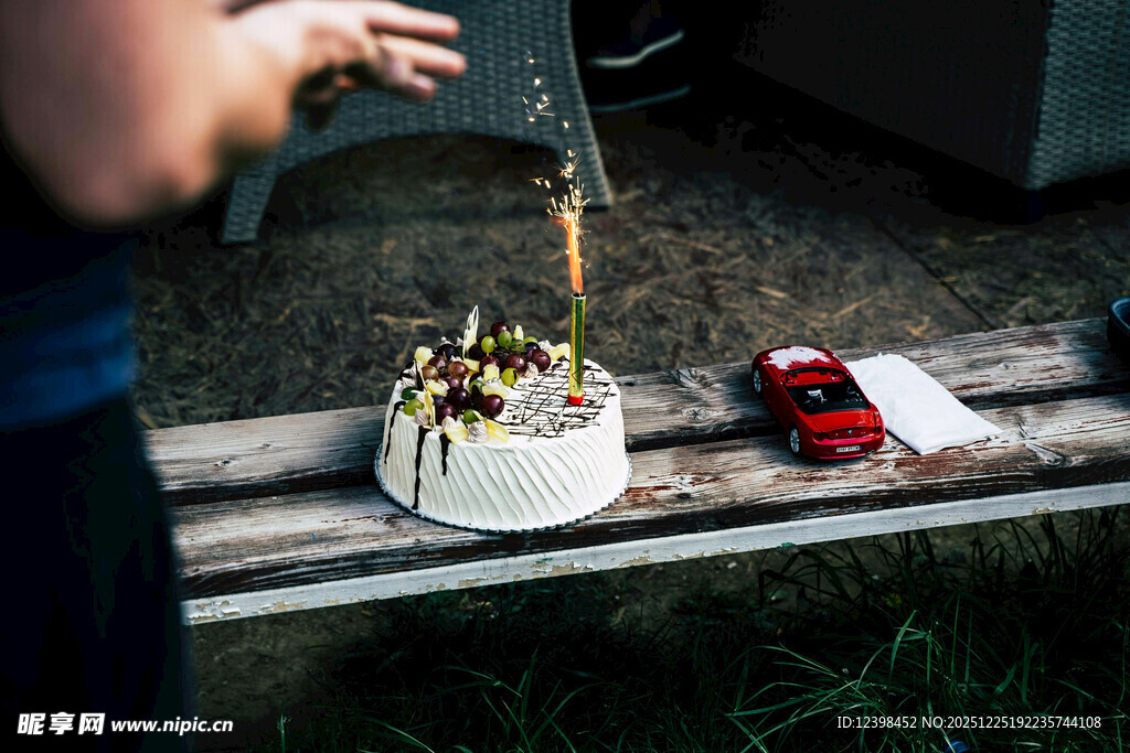 户外倒食材于盆栽旁场景