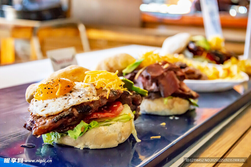 美味多样的特色汉堡拼盘