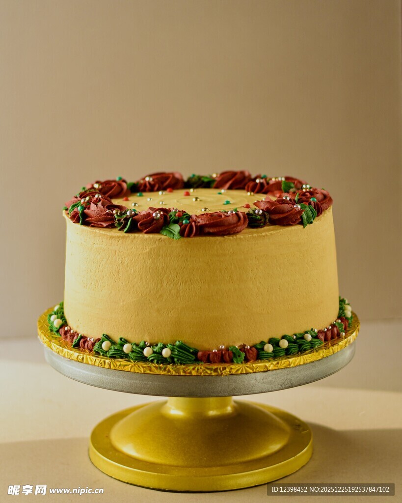 多彩装饰的美味奶油蛋糕