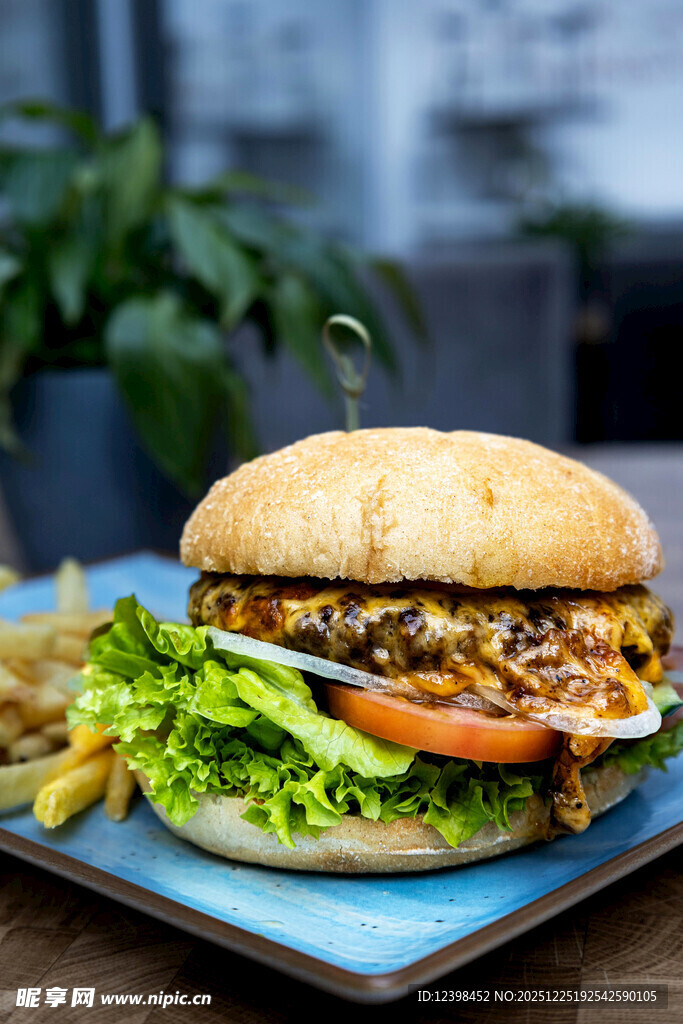 美味牛肉汉堡配新鲜蔬菜