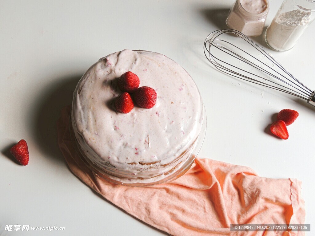 草莓装饰的精美蛋糕