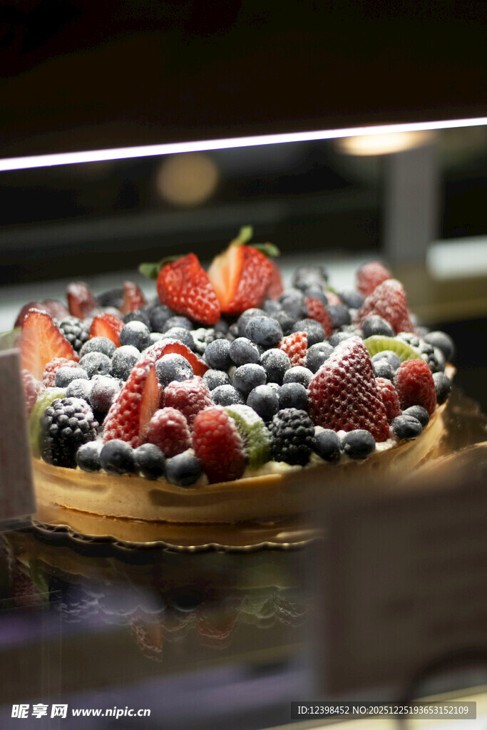 美味浆果装饰的精致蛋糕