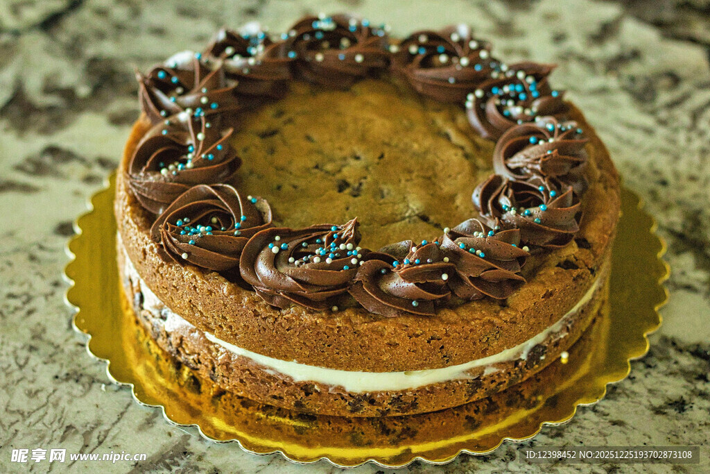 巧克力装饰的美味蛋糕