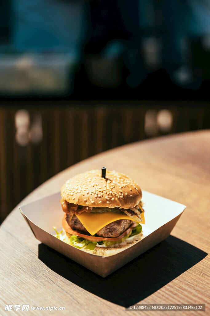 美味汉堡置于精致盘中