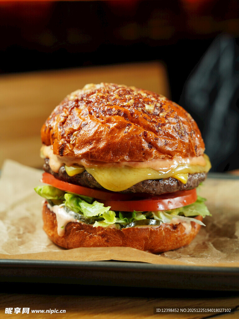 美味多汁的芝士汉堡