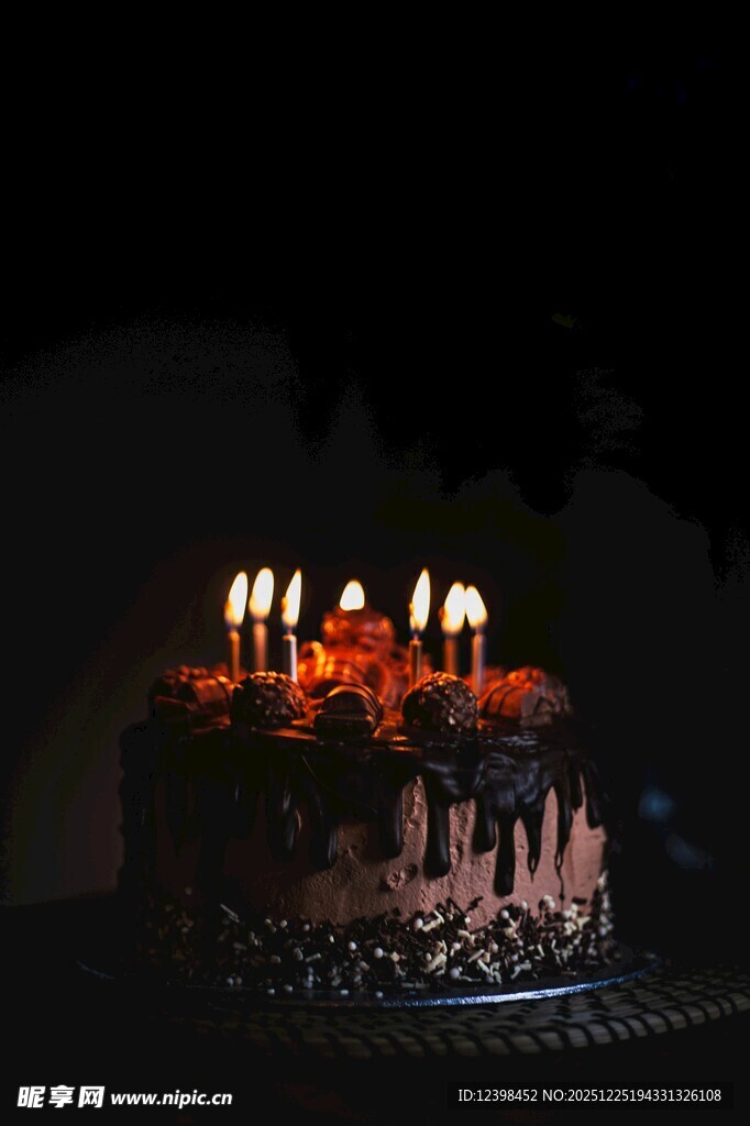 黑暗中的烛光餐桌布置