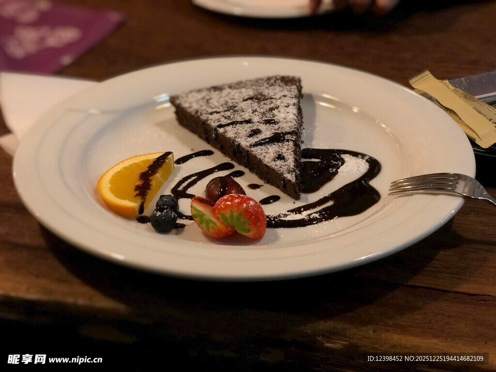 美味巧克力蛋糕配水果