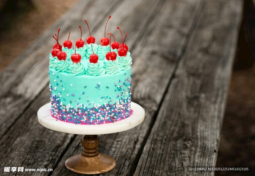 蓝紫色渐变蛋糕配樱桃