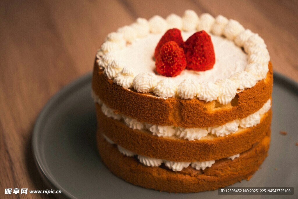 三层草莓奶油蛋糕