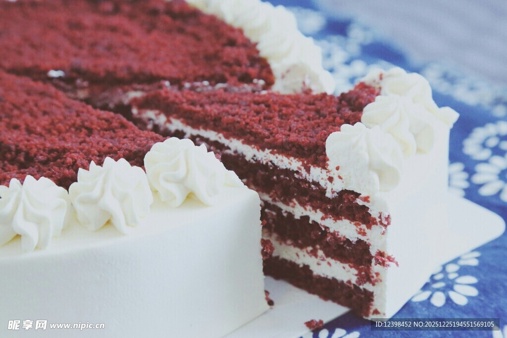 美味红丝绒蛋糕切片