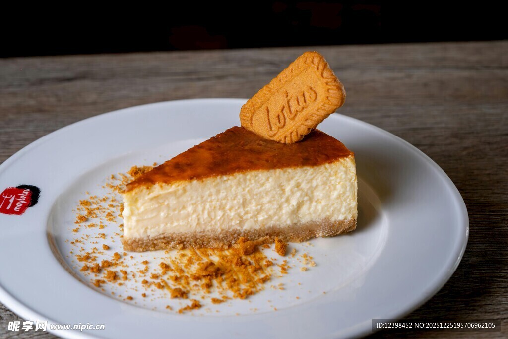 美味芝士蛋糕配香脆装饰