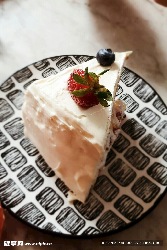 美味水果装饰的奶油蛋糕