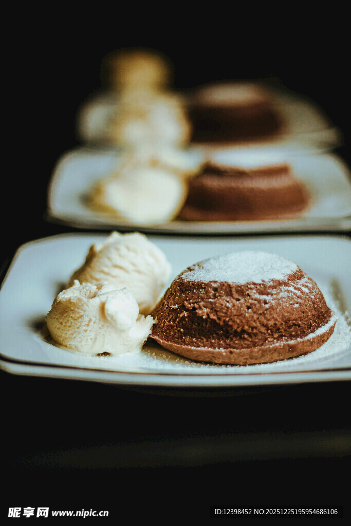 美味巧克力蛋糕配奶油