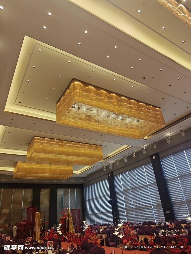 大型会议厅内参会场景