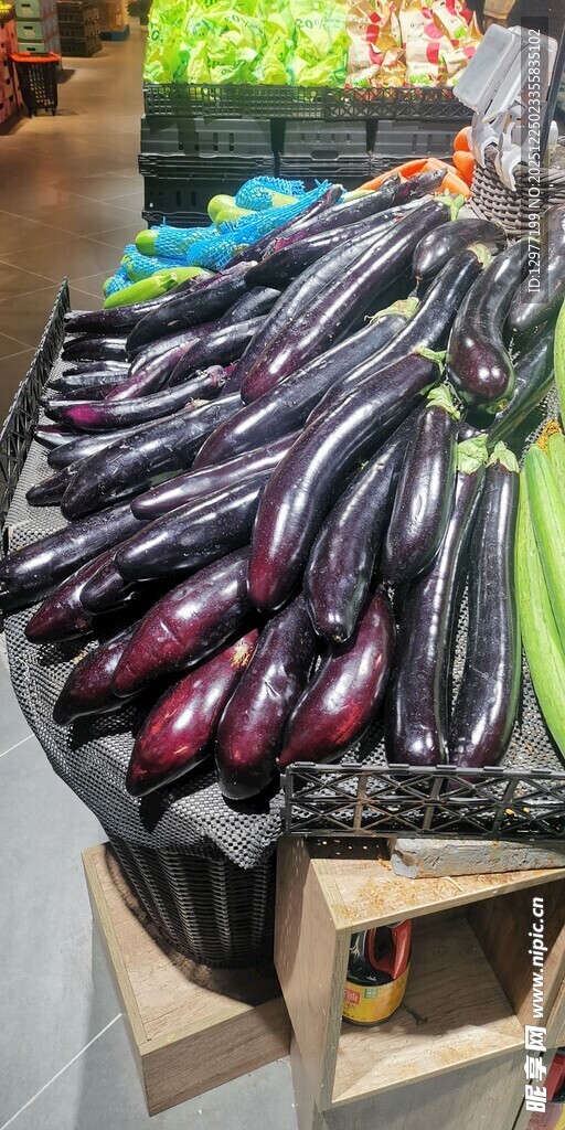 新鲜多样茄子陈列展示