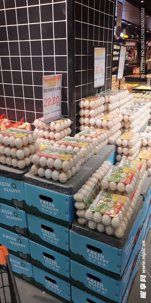 超市货架上的多样食品