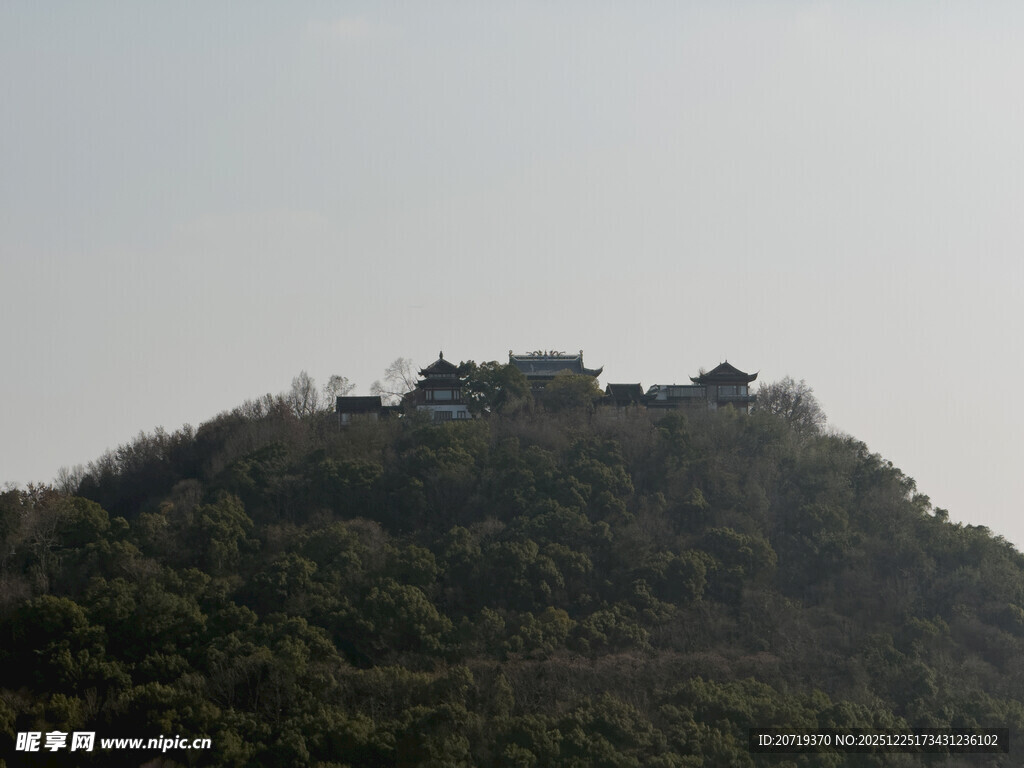 山顶建筑隐于葱郁山林