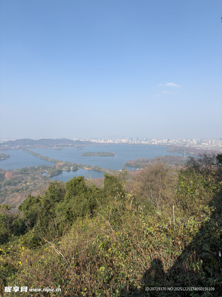 俯瞰山水间的秀丽风光