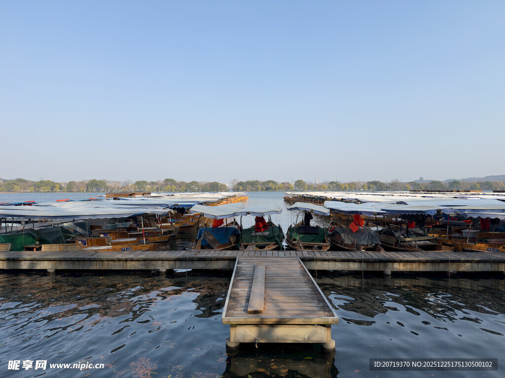码头船只停靠于平静水面
