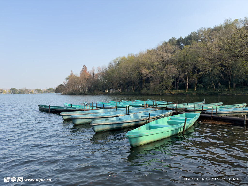 湖畔停泊的多彩小船