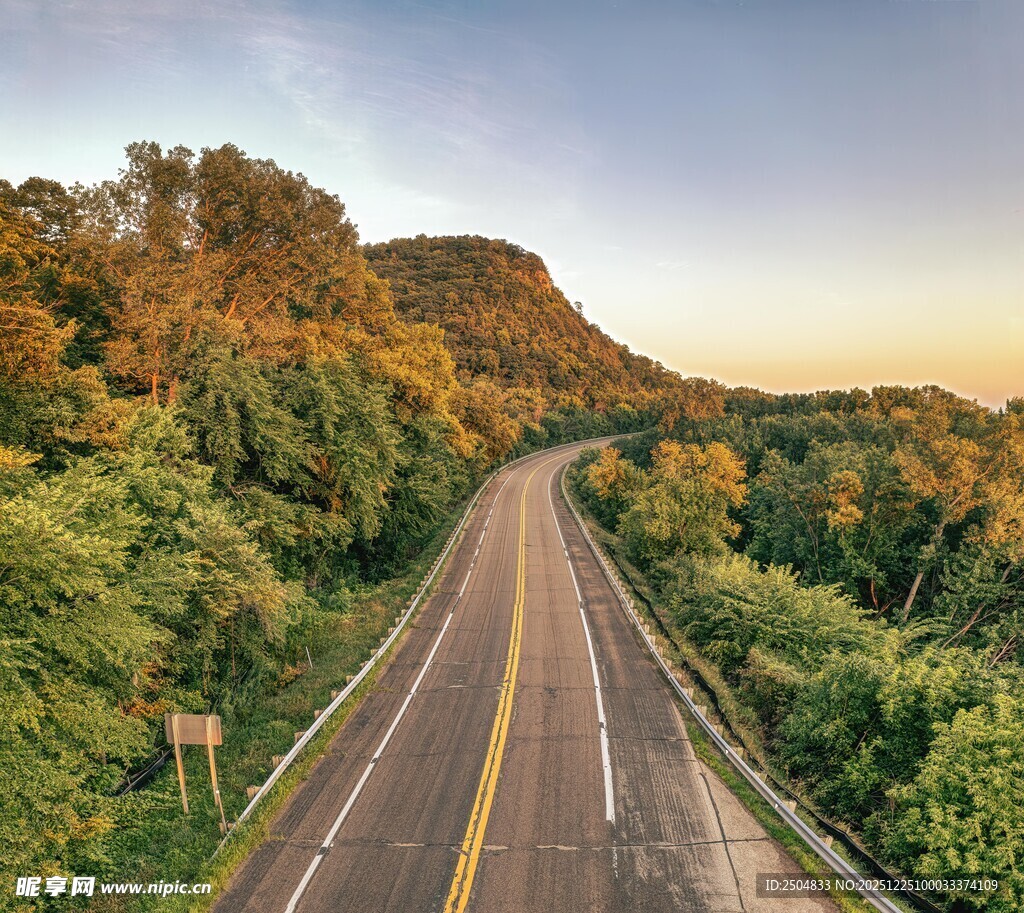 秋日林间公路美景