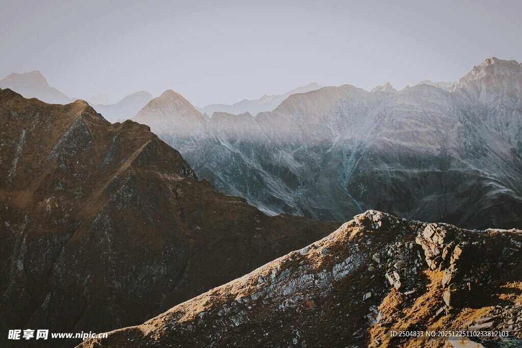 壮丽山景 俯瞰巍峨群山