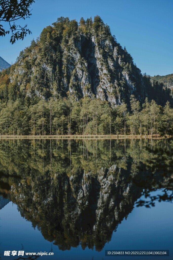 山水相映的静谧自然美景