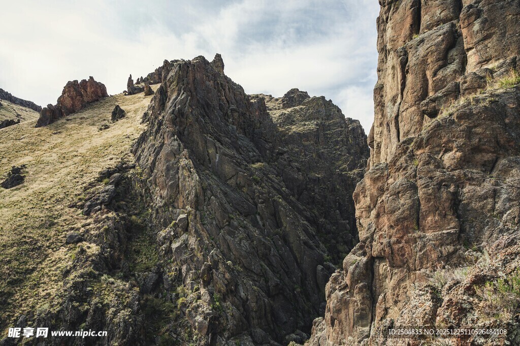 巍峨险峻的壮丽山景
