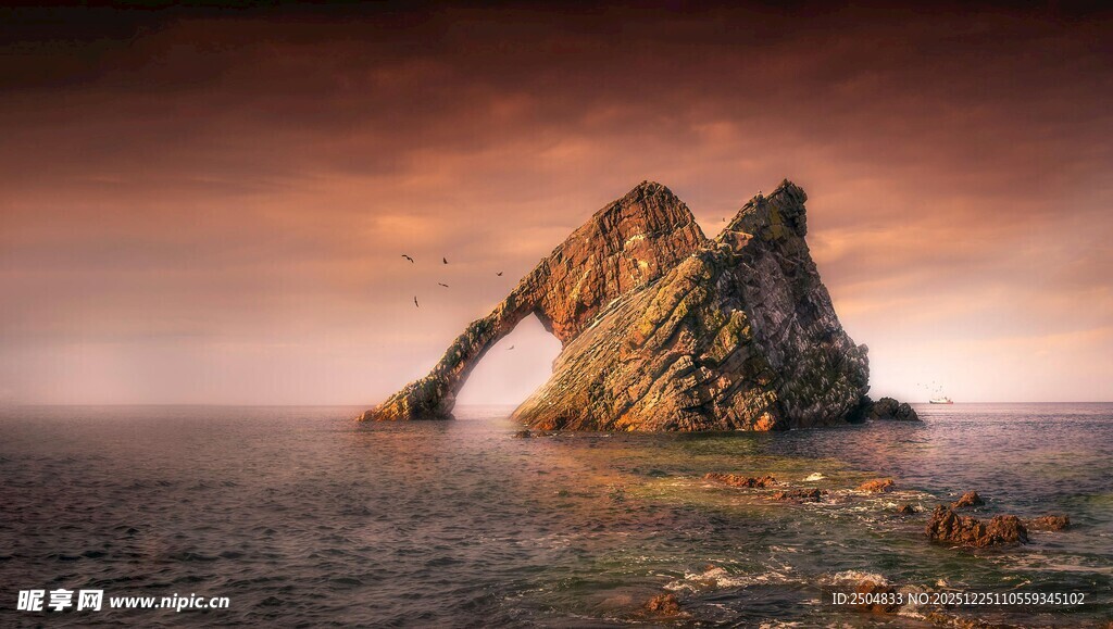 海边奇特拱形岩石景观