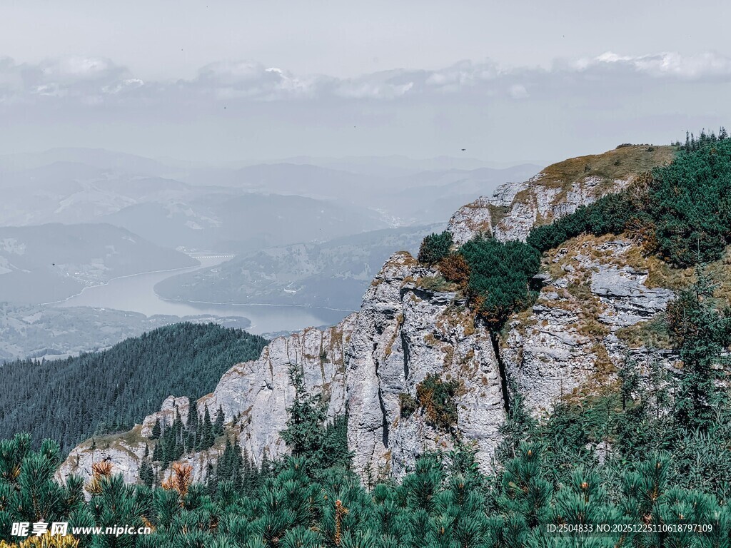 山巅景色 绿意与岩石交织