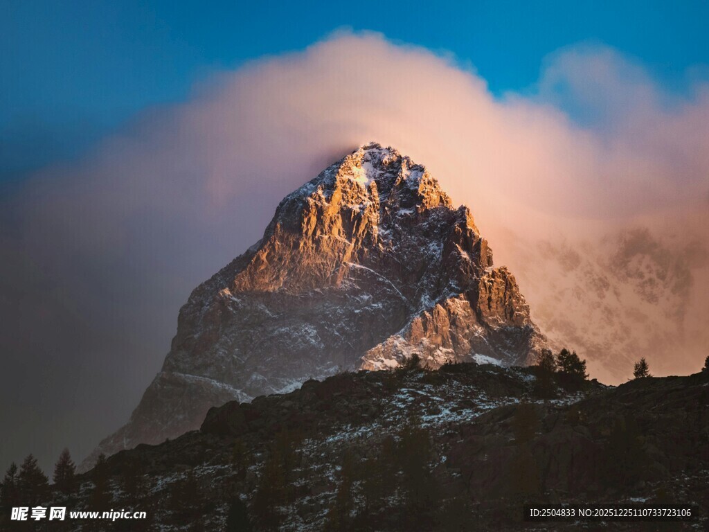 壮丽山峰沐浴金色阳光