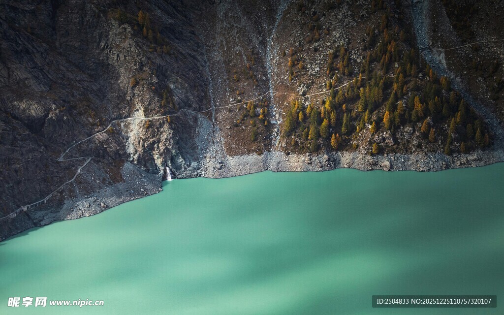 碧绿湖水与山间美景