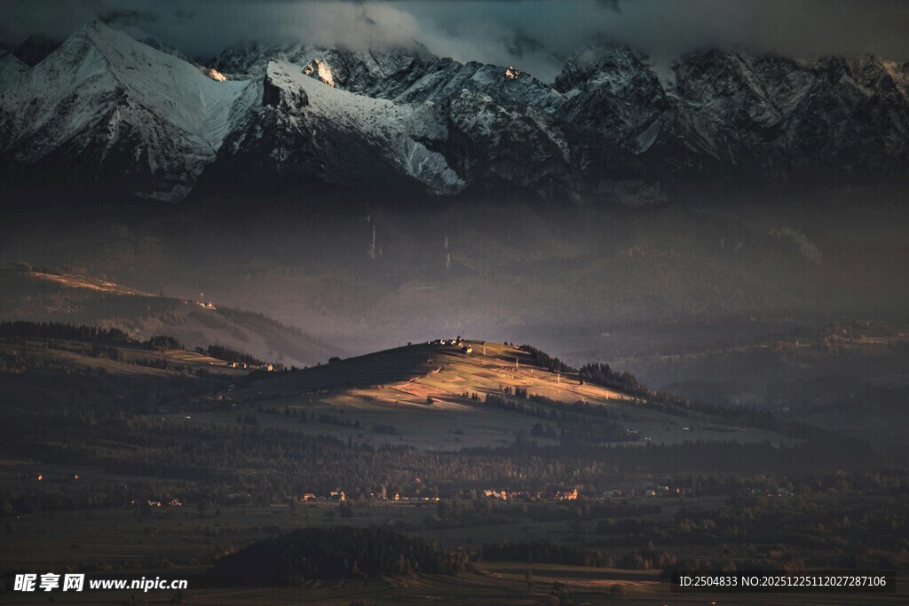 壮丽雪山下的神秘地貌