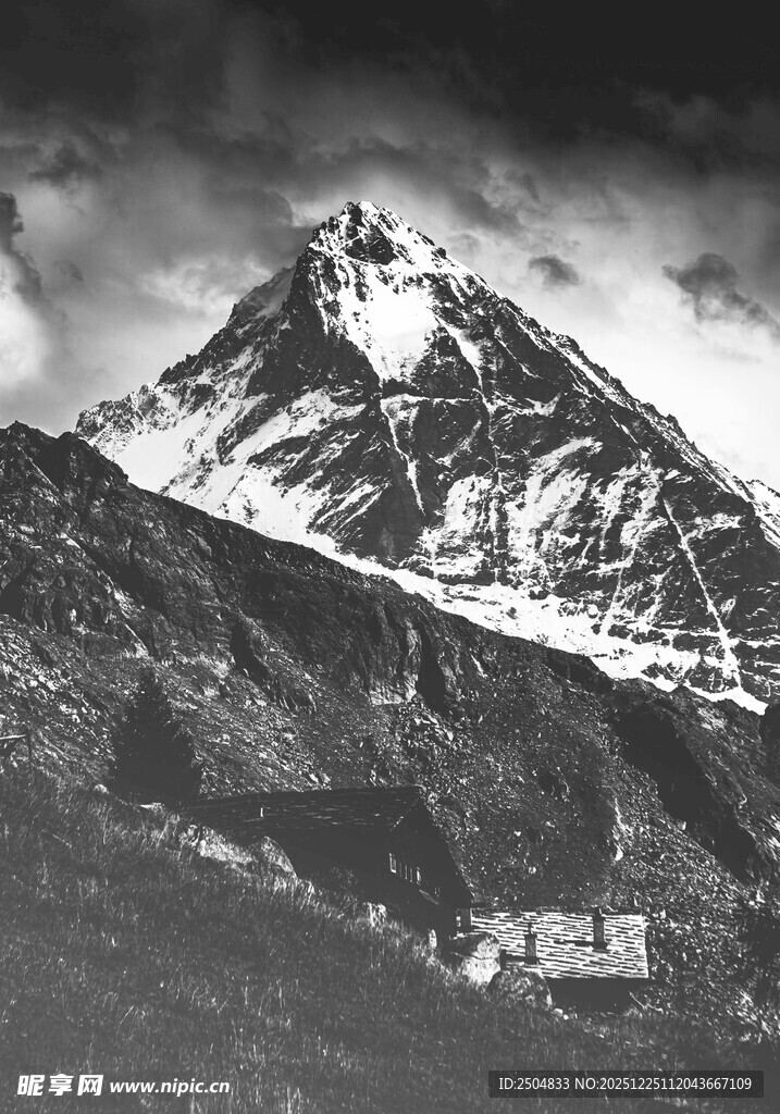 巍峨雪山壮丽景观