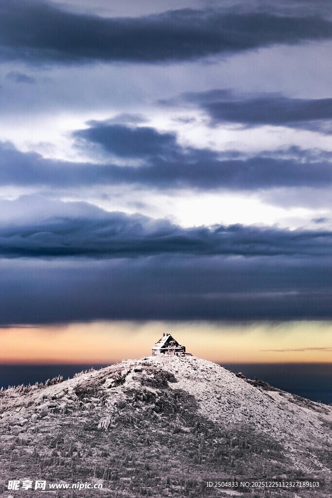 山顶观云海与霞光美景