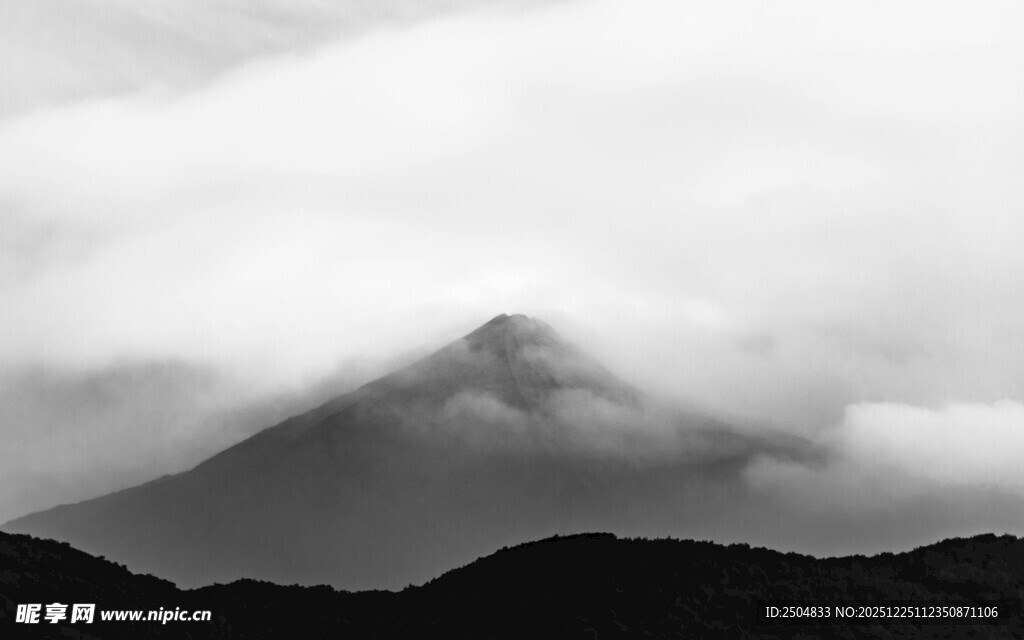 云雾缭绕的巍峨山峰