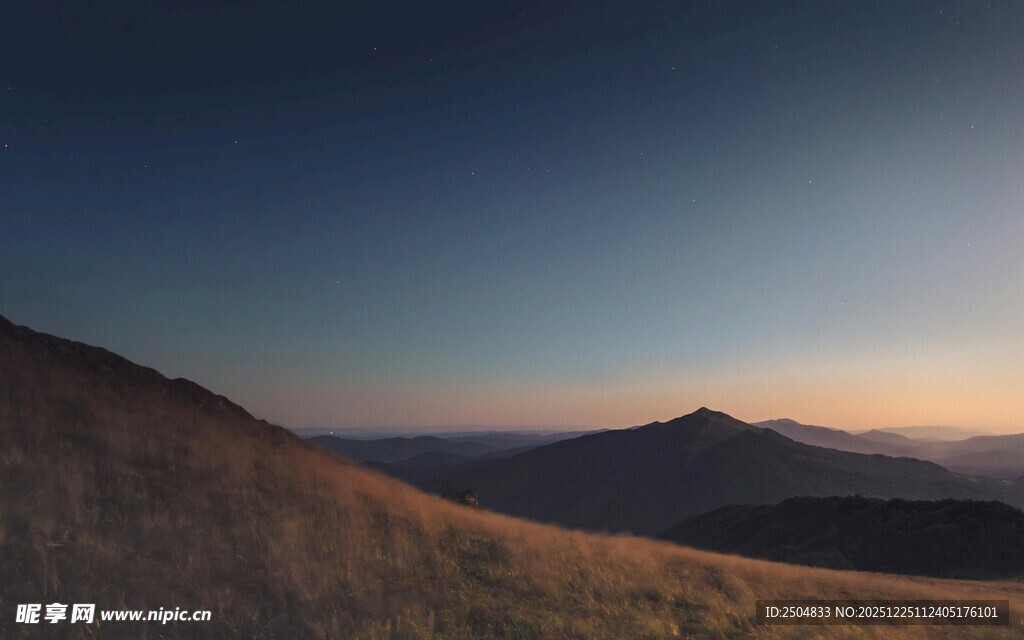 黄昏下的山峦美景