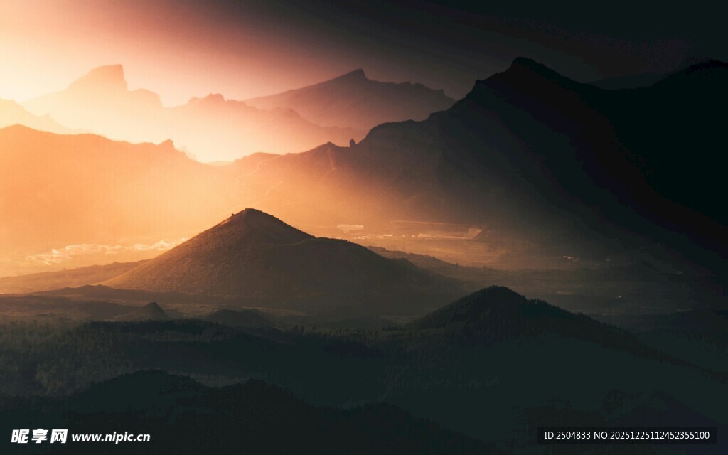 日出时分的壮丽山峦景色