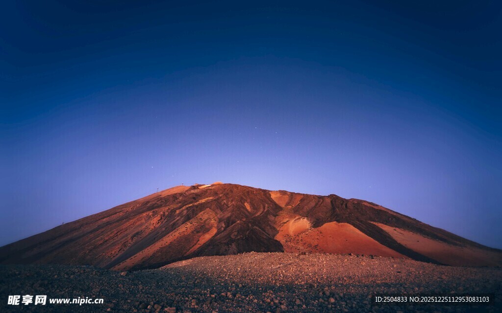 壮丽红山 天际下的自然奇观