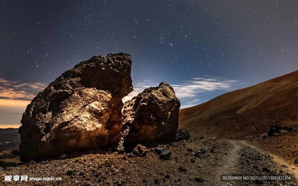 夜幕下的旷野巨石