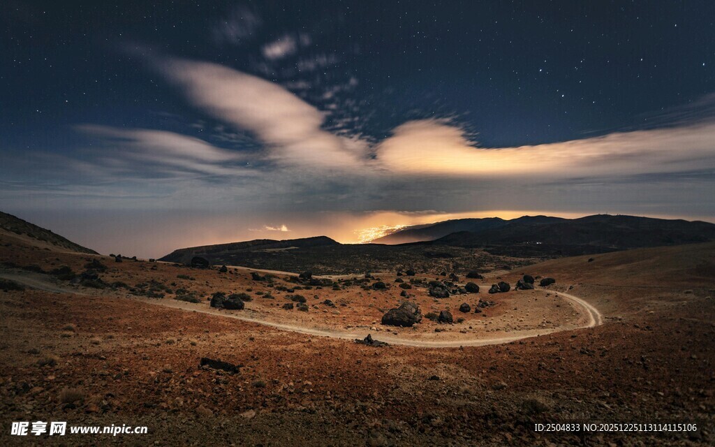 黄昏下的旷野美景