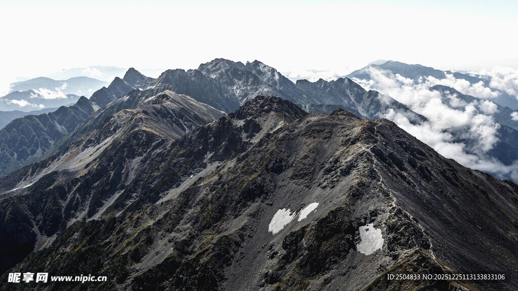 巍峨高山 云雾缭绕之景