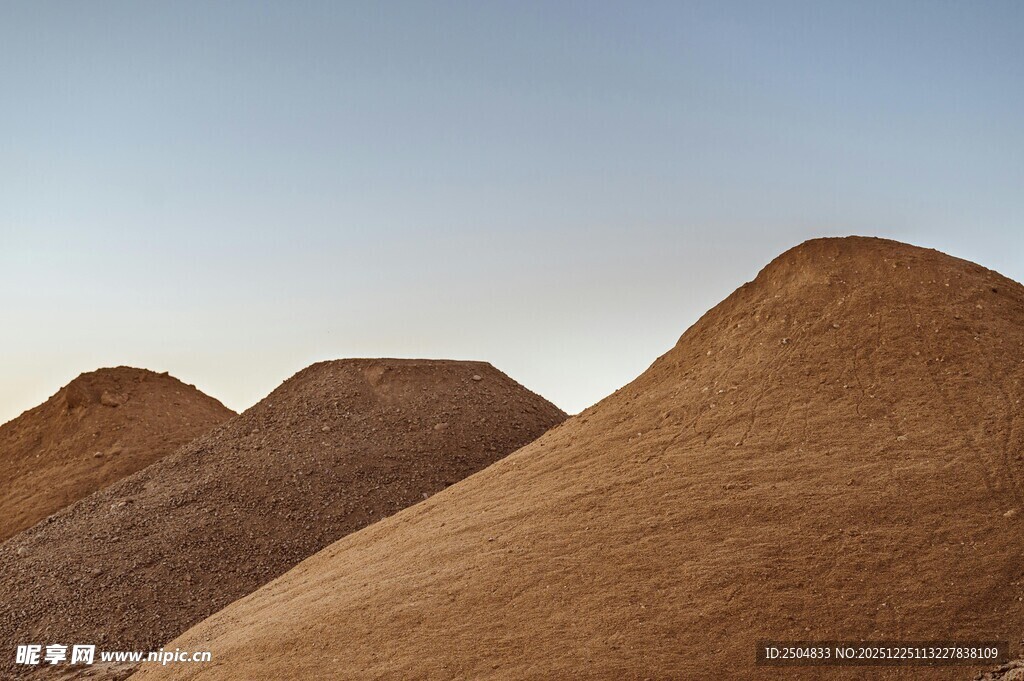  漠中的连绵沙丘
