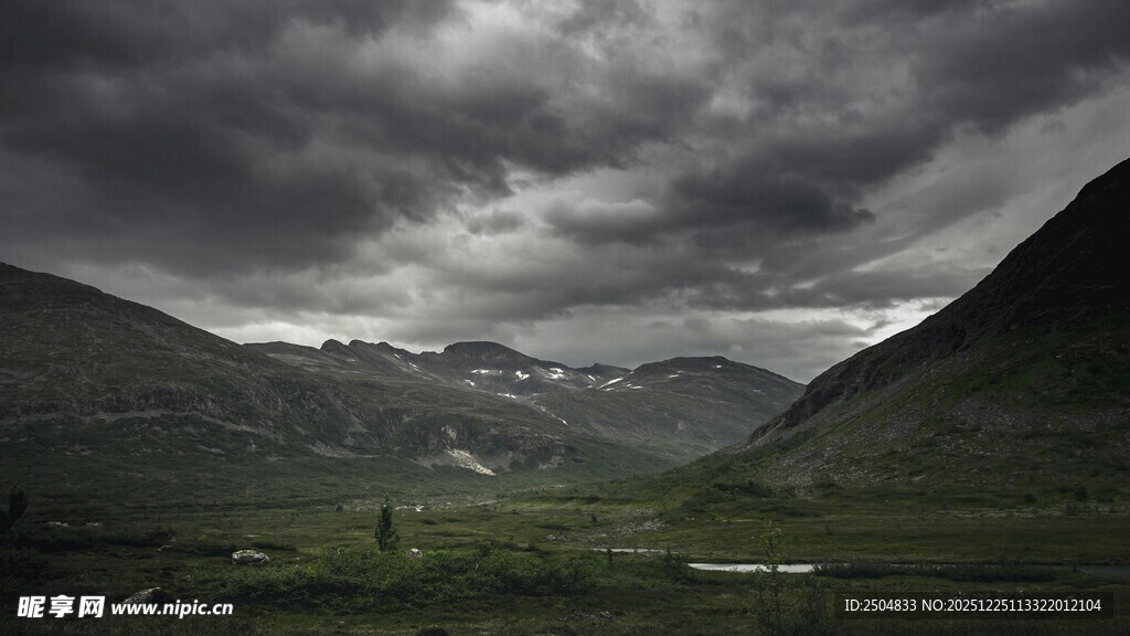 阴云笼罩下的山谷风光